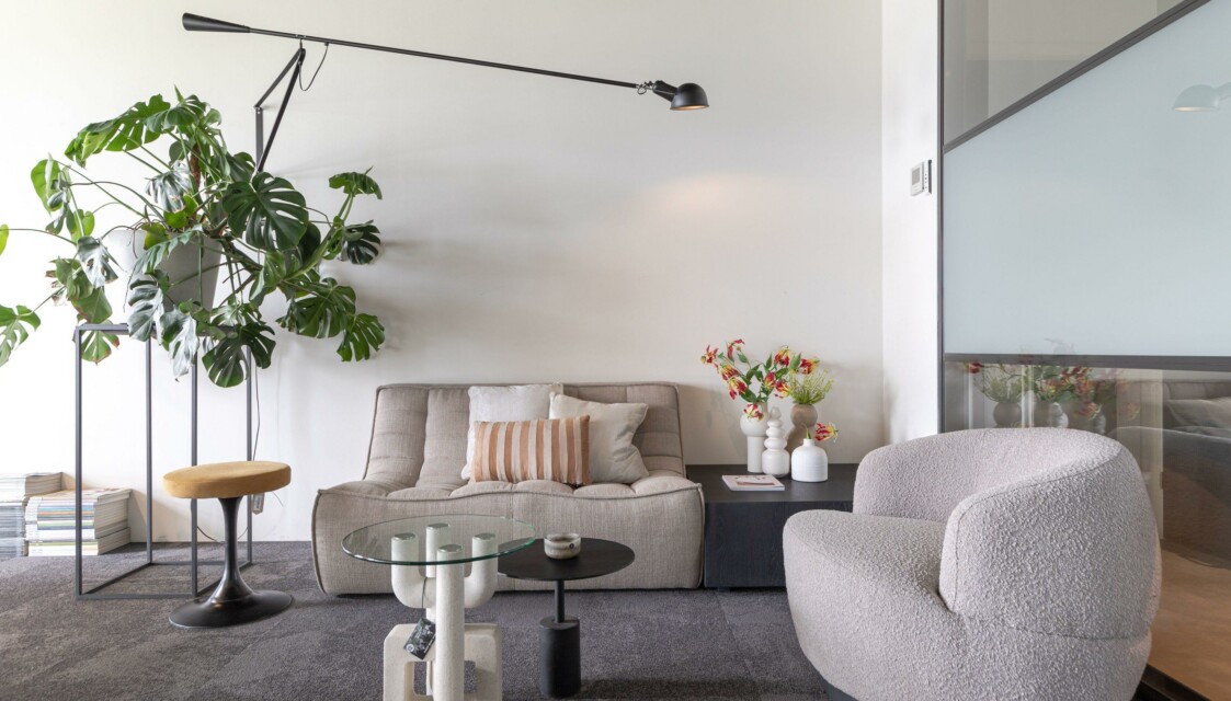 White M eqinterieur 2023 51 logo socialmedia